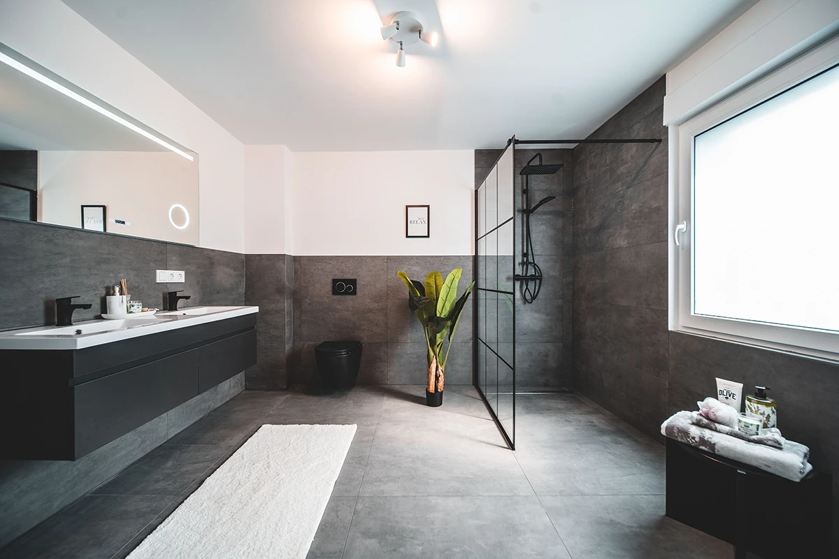 Weite Ansicht eines sehr modernen Badezimmers, mit großer Dusche und Waschbecken