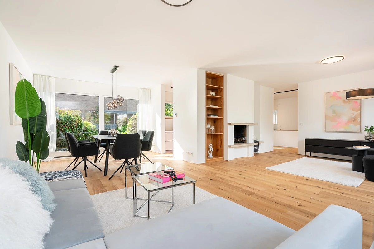 Offener Wohnbereich mit Blick aus dem Wohnzimmer zum Essbereich