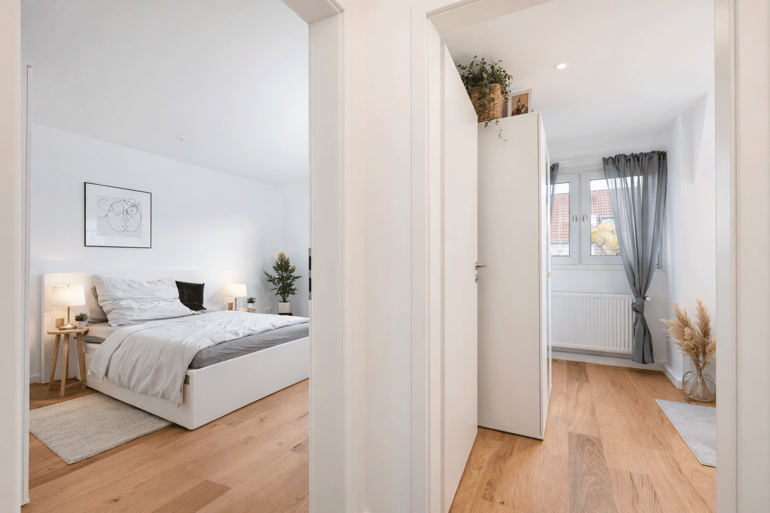Ansicht aus dem Flur links hinein in das Schlafzimmer und rechts in einen weiteren Schlafbereich.